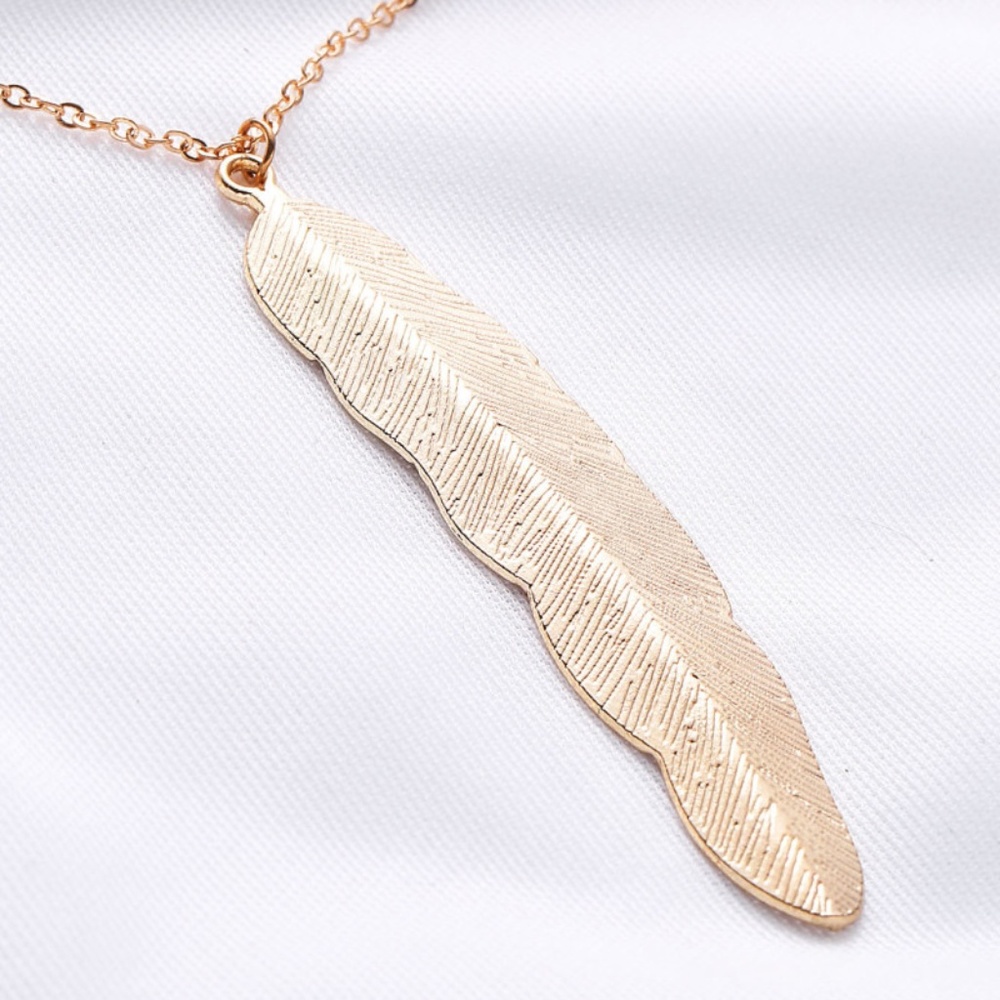 GOLD FEATHER PENDANT NECKLACE
